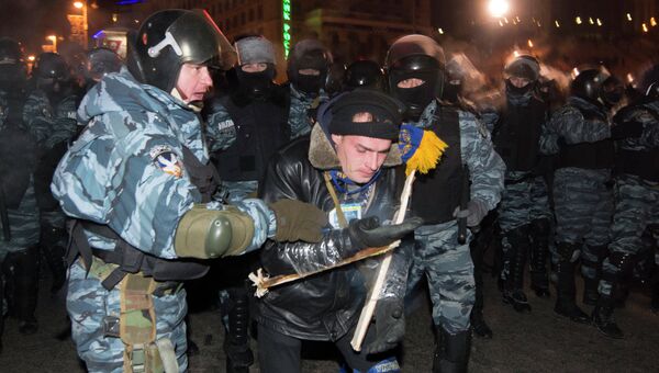 Сотрудники правоохранительных органов Украины задерживают сторонника евроинтеграции на площади Независимости в Киеве. Фото с места события