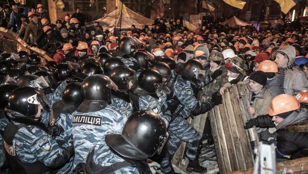 Внутренние войска штурмуют лагерь митингующих на Майдане. Архивное фото