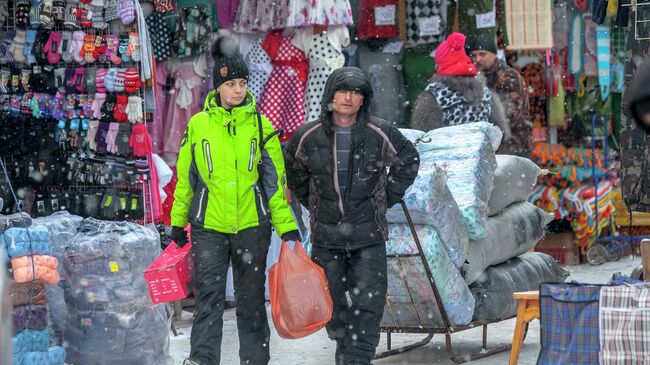 Гусинобродский вещевой рынок в Новосибирске, фото из архива