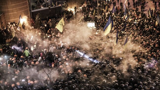 Внутренние войска начали штурм лагеря митингующих на Майдане