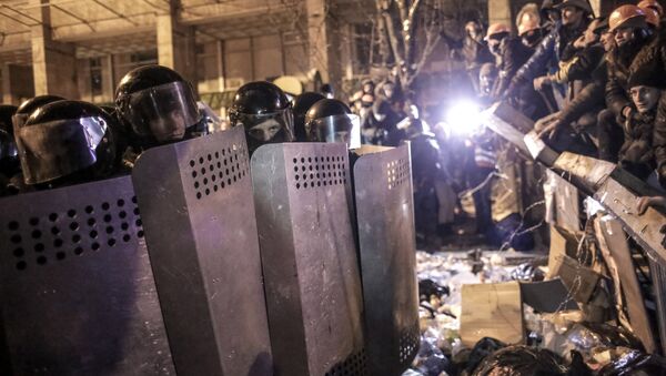 Сотрудники правоохранительных органов Украины и сторонники евроинтеграции на площади Независимости в Киеве. 11 декабря 2013