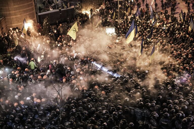 Внутренние войска начали штурм лагеря митингующих на Майдане