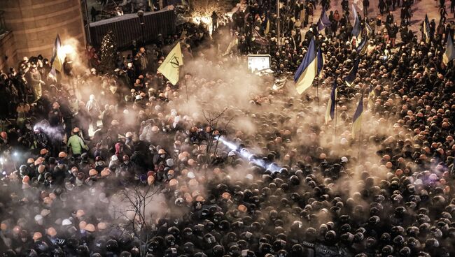 Внутренние войска начали штурм лагеря митингующих на Майдане