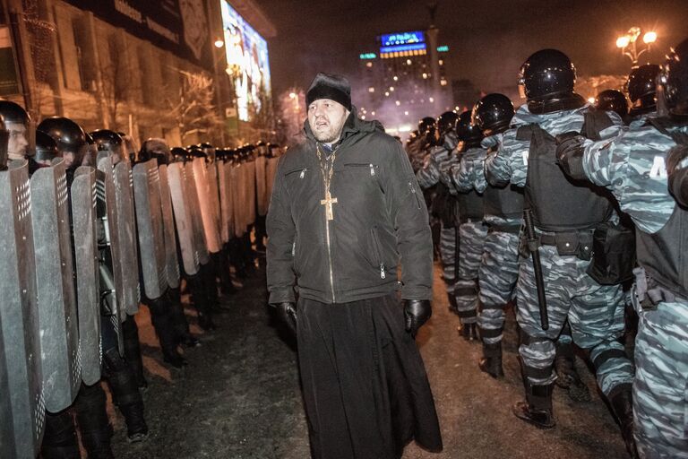 Внутренние войска начали штурм лагеря митингующих на Майдане