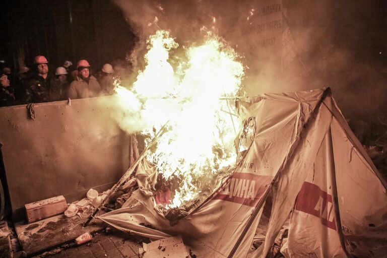 Внутренние войска начали штурм лагеря митингующих на Майдане