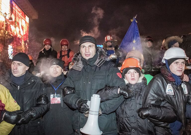 Внутренние войска начали штурм лагеря митингующих на Майдане