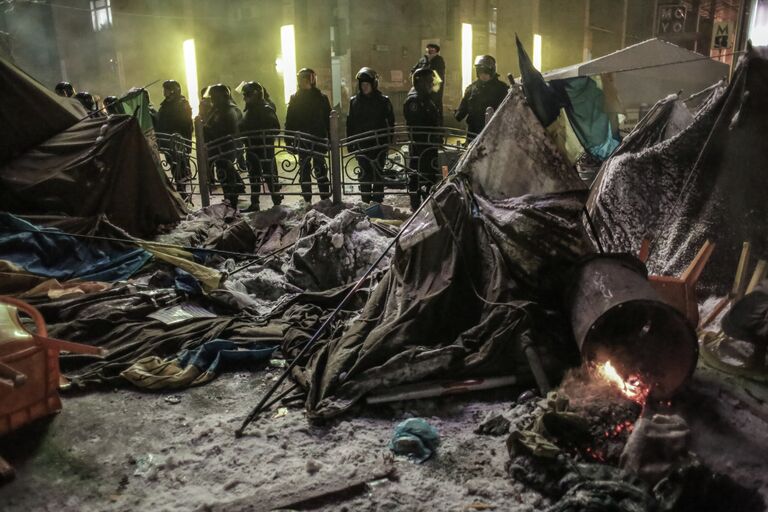 Внутренние войска начали штурм лагеря митингующих на Майдане