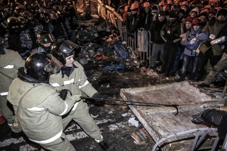 Внутренние войска начали штурм лагеря митингующих на Майдане