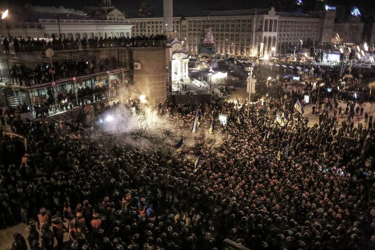 Внутренние войска начали штурм лагеря митингующих на Майдане