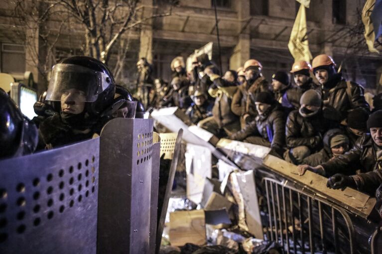 Внутренние войска начали штурм лагеря митингующих на Майдане