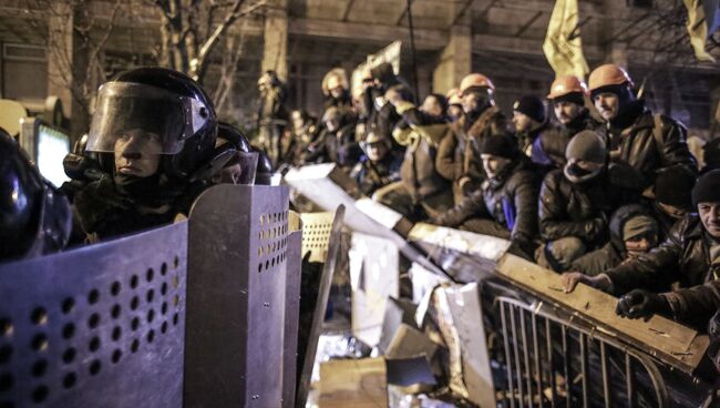 Внутренние войска начали штурм лагеря митингующих на Майдане