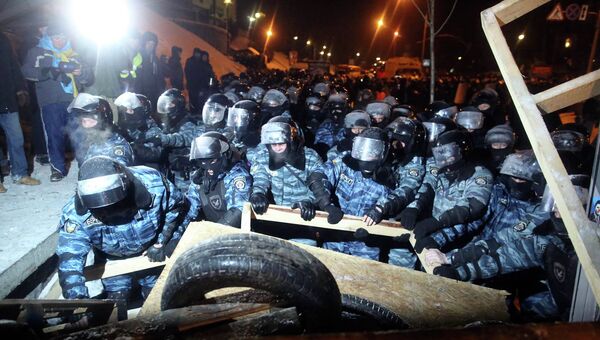 Внутренние войска начали штурм лагеря митингующих на Майдане, фото с места событий