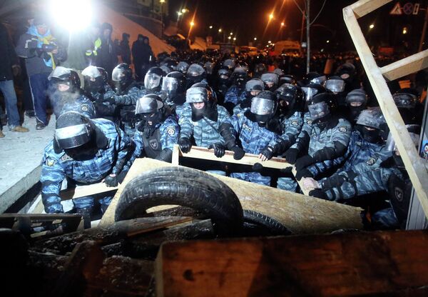 Внутренние войска начали штурм лагеря митингующих на Майдане Внутренние войска начали штурм лагеря митингующих на Майдане