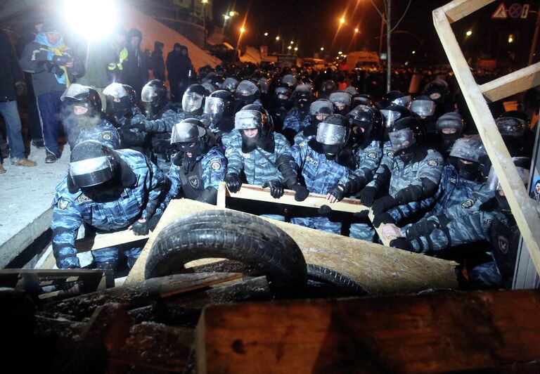 Внутренние войска начали штурм лагеря митингующих на Майдане Внутренние войска начали штурм лагеря митингующих на Майдане