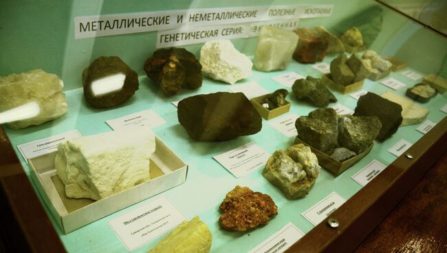 Образцы полезных ископаемых в СамГТУ, архивное фото
