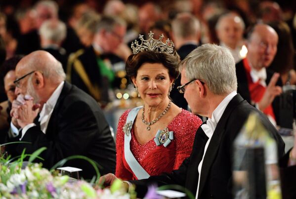 Королева Швеции Сильвия на церемонии награждения Нобелевских лауреатов
