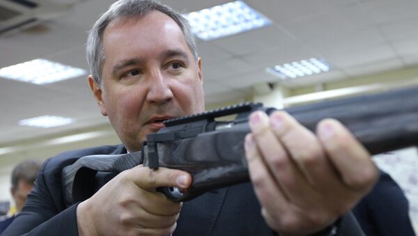 Заместитель председателя правительства РФ Дмитрий Рогозин осматривает образцы стрелкового оружия, архивное фото