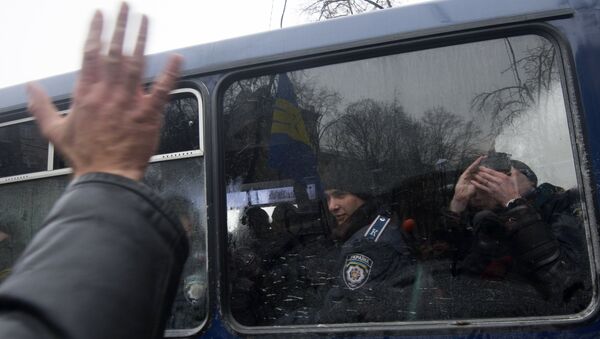 Участники акции в поддержку евроинтеграции Украины выталкивают автобусы с сотрудниками милиции с улиц, прилегающих к площади Независимости. Фото с места события