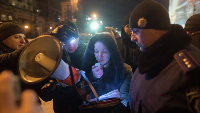 Внутренние войска начали штурм лагеря митингующих на Майдане