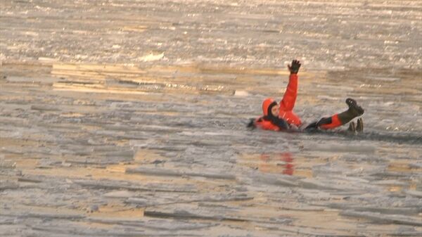 Спасатели прыгали в ледяную воду Москвы-реки и доставали утопающих