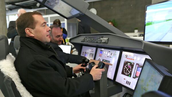 Дмитрий Медведев выполняет учебный взлет на летном тренажере, который имитирует полет на самолете Boing-737 NG