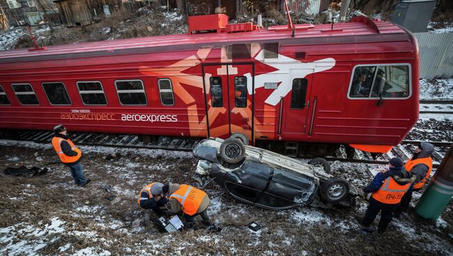 Аэроэкспресс столкнулся с автомобилем во Владивостоке. Фото с места события.