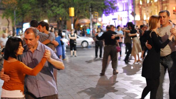 Жители аргентинского города Кордова танцуют танго на центральной площади города