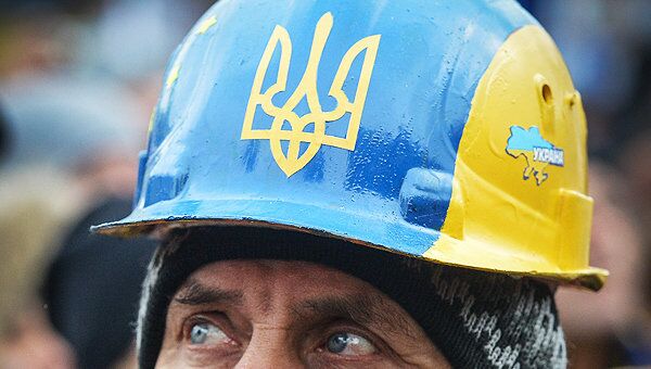Мужчина в каске на митинге сторонников евроинтеграции Украины на площади Независимости в Киеве.