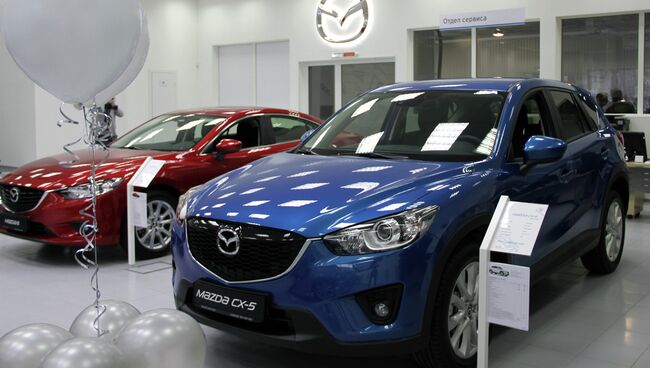 Автомобили Mazda-6 и Mazda-CX-5 в автосалоне. Архивное фото