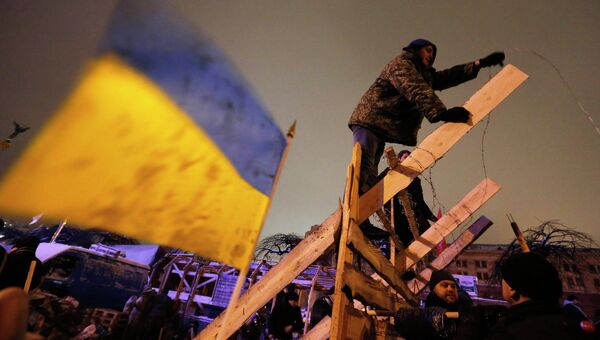 Возведение баррикад на площади Независимости в Киеве, фото с места событий
