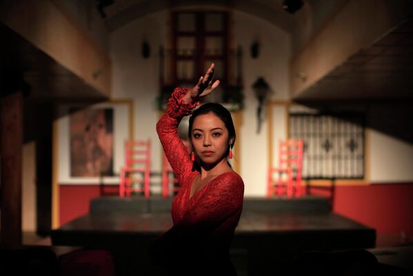 Японка, которая учится танцевать фламенко