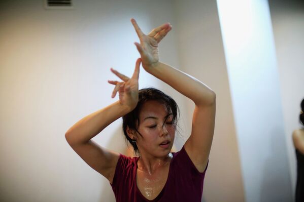 Японка, которая учится танцевать фламенко