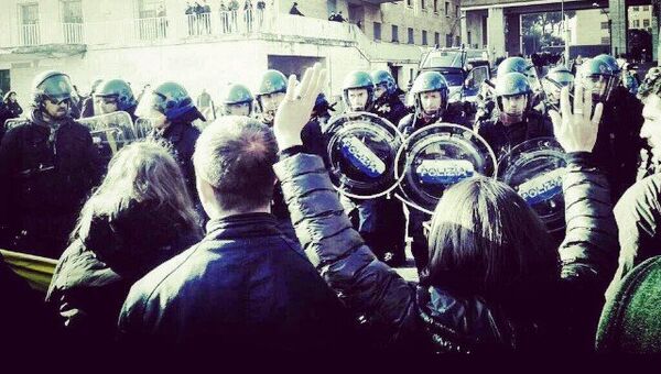 Полиция во время акции протеста студентов против экономической политики Италии в Риме
