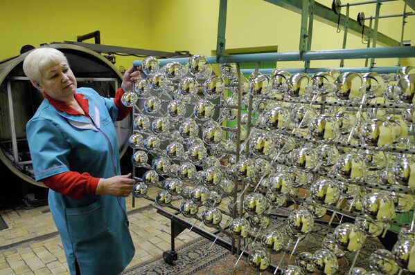 Экскурсия в стеклянную сказку: как делают елочные шары в Красноярске
