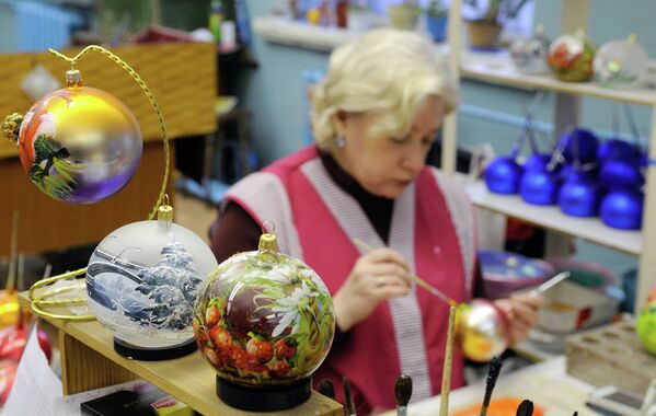 Экскурсия в стеклянную сказку: как делают елочные шары в Красноярске