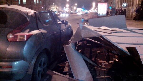 Машина, на которую упал сорванный ветром фрагмент кровли в Петербурге. Фото с места события