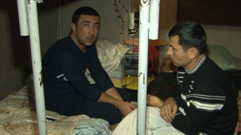 Мигранты, тараканы и кошка - кого нашла полиция в резиновой квартире Мигранты, тараканы и кошка - кого нашла полиция в резиновой квартире