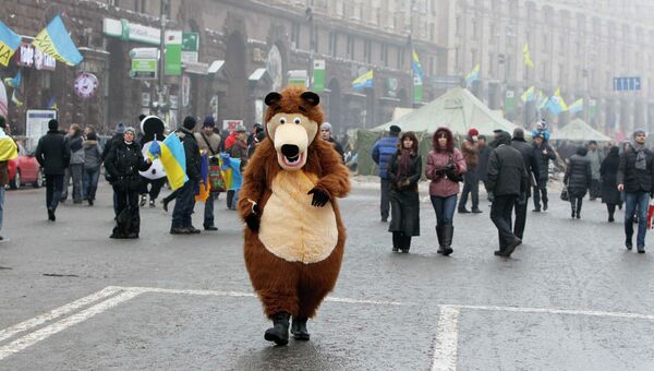 Человек в костюме медведя в центре Киева. 12 декабря 2013
