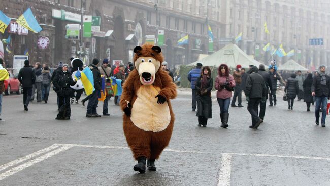 Человек в костюме медведя в центре Киева. 12 декабря 2013