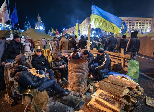 Сторонники евроинтеграции Украины греются у огня на площади Независимости в Киеве