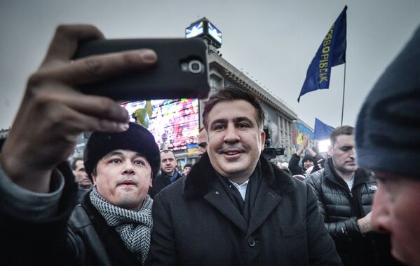 Экс-президент Грузии Михаил Саакашвили (в центре), который прибыл на Украину в составе группы европейских парламентариев