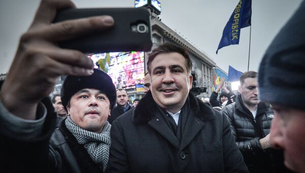 Экс-президент Грузии Михаил Саакашвили (в центре), который прибыл на Украину в составе группы европейских парламентариев