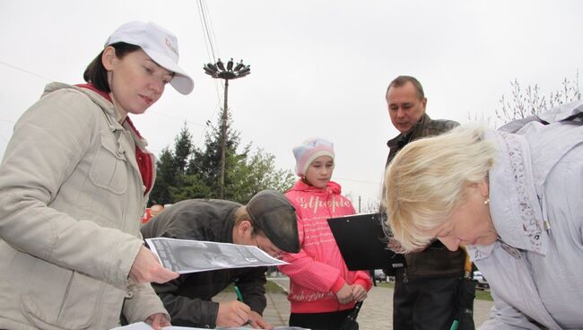 Председатель экоклуба Улукиткан Наталья Калинина (слева), архивное фото