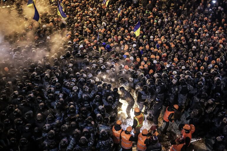 Внутренние войска начали штурм лагеря митингующих на Майдане