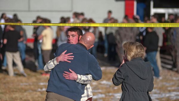 Стрельба в средней школе города Сентенниал американского штата Колорадо. Фото с места событий