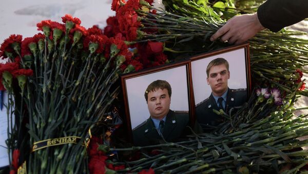 Цветы на месте гибели двух сотрудников полиции на Ленинградском шоссе