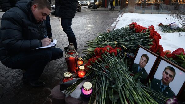 Цветы на месте гибели двух сотрудников полиции на Ленинградском шоссе