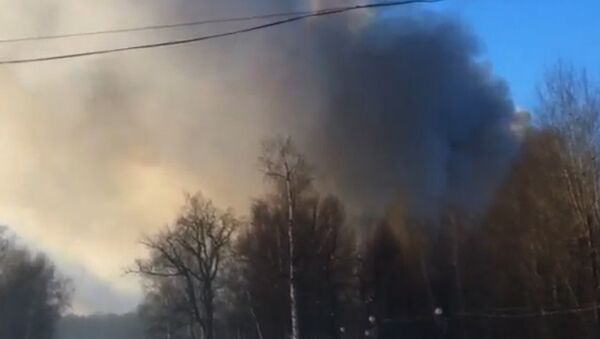 Клубы черного дыма поднялись над фитнес-центром в Москве из-за пожара