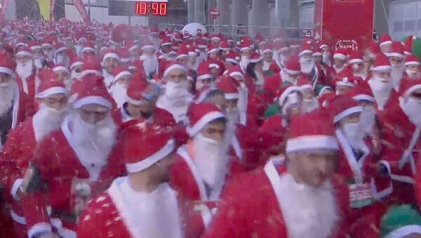 Тысячи людей в костюмах Санта Клауса пробежали по улицам Мадрида