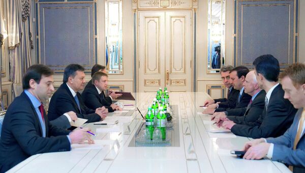 Президент Украины Виктор Янукович на встрече с американскими сенаторами Джоном Маккейном и Кристофером Мёрфи